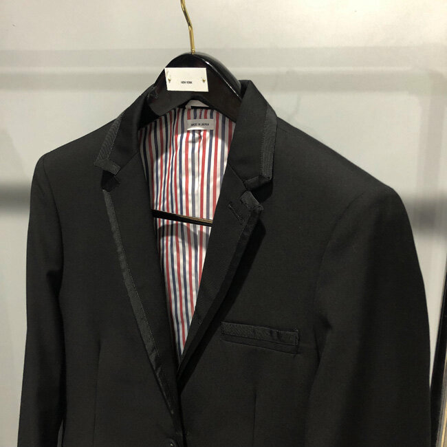 Traje de estilo TB de alta calidad con ribete y decoración de borde negro, pantalones cortos de cintura alta, rojo, blanco, azul, GD mismo conjunto de traje