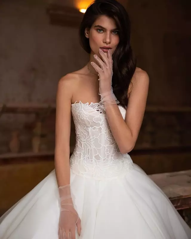 Stylish and elegant Wedding Dresses Strapless Neckline Bridal Gowns Sleeveless Sexy A Line Tulle Sweep Train Vestido De Novia