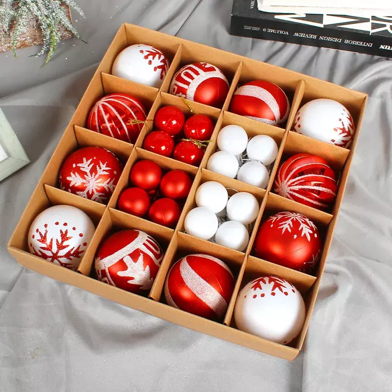 44個の赤い緑のクリスマスの木のボールの装飾品塗装されたスノーフレーク装飾ボールクリスマスの家の装飾新年の贈り物