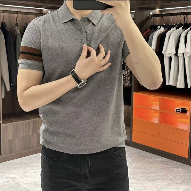 Pakaian Korea cerdas kasual ramping kaus Polo pria, atasan serbaguna bisnis modis garis lengan pendek untuk pria musim panas