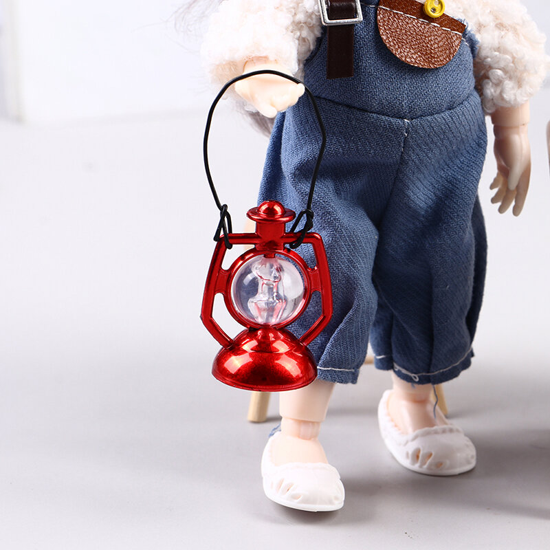 Lámpara de queroseno Retro en miniatura para casa de muñecas, lámpara de aceite con mango, juguete de decoración, 1:12