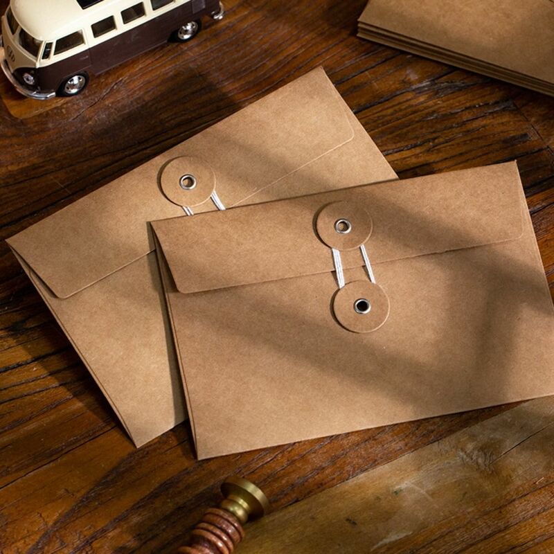 ボタンとストリングクロージャー付きのヴィンテージクラフト紙封筒、メールポストカード、茶色の結婚式の招待状、10個