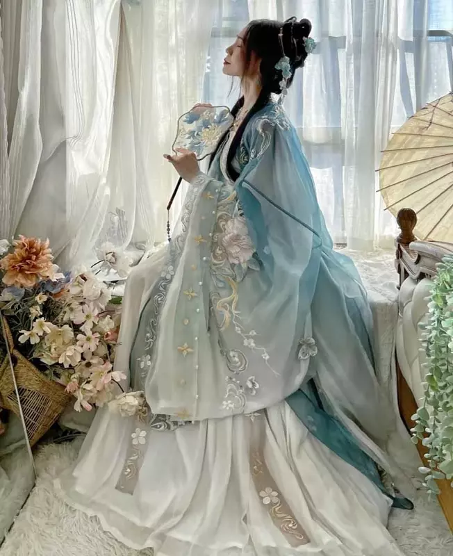 Hanfu ชุดสตรีสไตล์จีนโบราณแบบปักเกรดสูงไล่ระดับสีฟ้าชุดงานคาร์นิวัลชุดคอสเพลย์ผู้หญิง