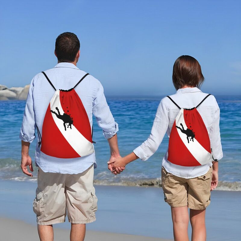 Mochila de buceo con bandera personalizada para hombre y mujer, bolso de almacenamiento ligero con cordón rojo y blanco, ideal para deportes de buceo y gimnasio