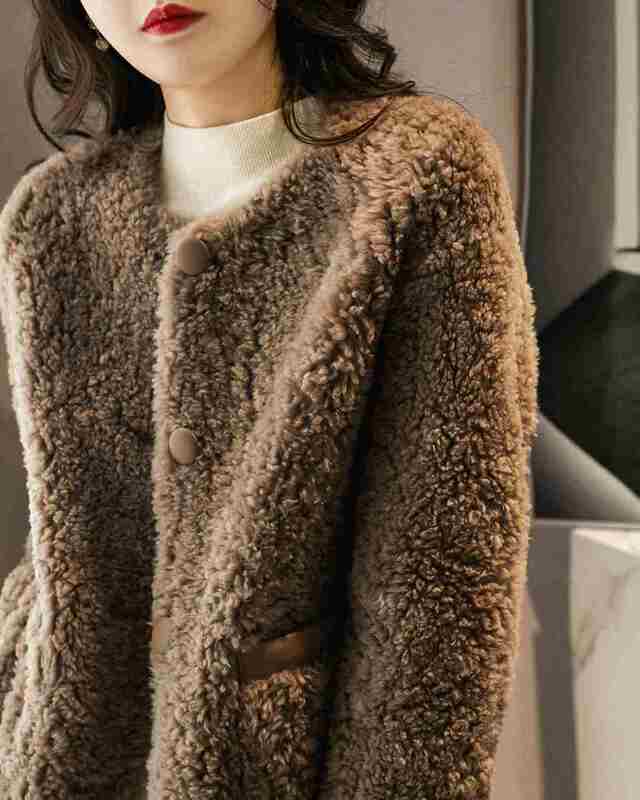 Женская теплая короткая куртка из овечьей шерсти на осень и зиму