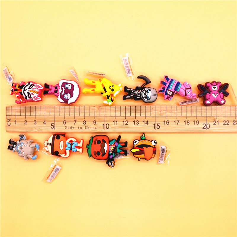 Originale 1 pz personaggi del gioco ciondoli per scarpe in PVC accessori decorazioni carino divertente maschera animale fibbia di design regalo per bambini
