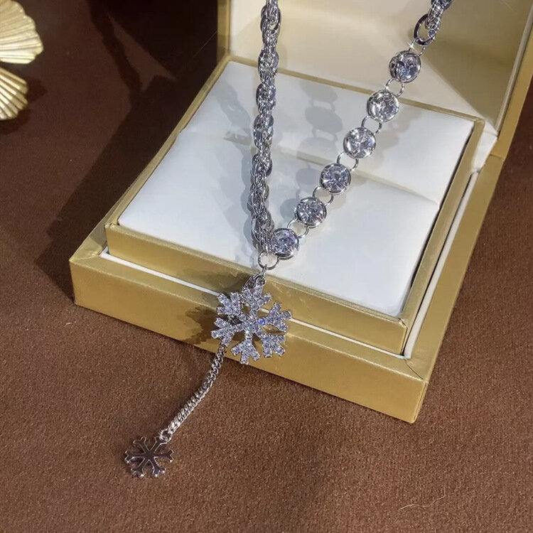 Collier pendentif flocon de neige en cristal brillant pour femmes, chaîne ras du cou en métal, chaîne de chandail, bijoux cadeaux de fête de noël
