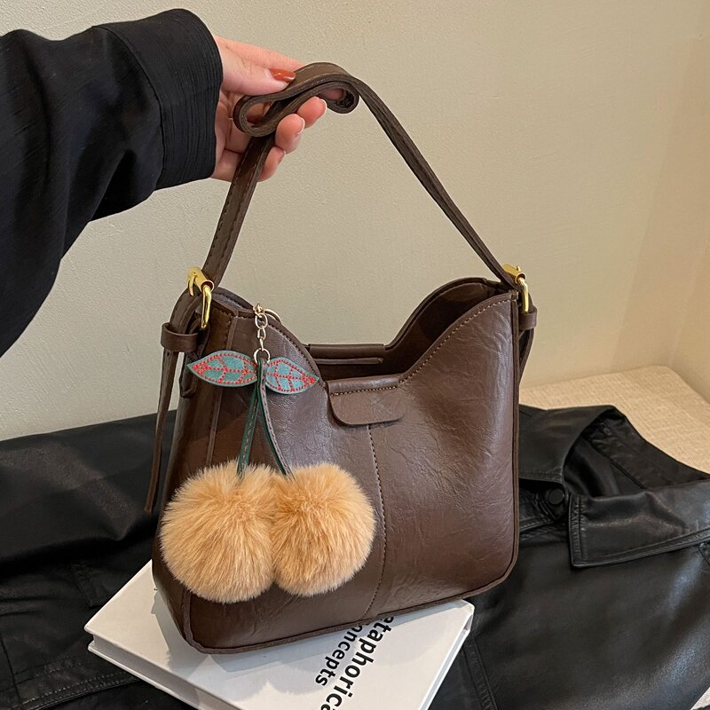 女性用合成皮革バッグ,シンプルなバケットショルダーバッグ,ぬいぐるみペンダント付きの丈夫なハンドバッグ,大容量,新コレクション
