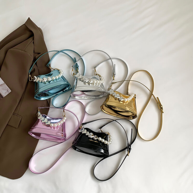 女性用ミニレザーハンドバッグ,パールチェーン付きトレンドトートバッグ,無地のデザイン,パーティー用の小さな光沢のあるバッグ