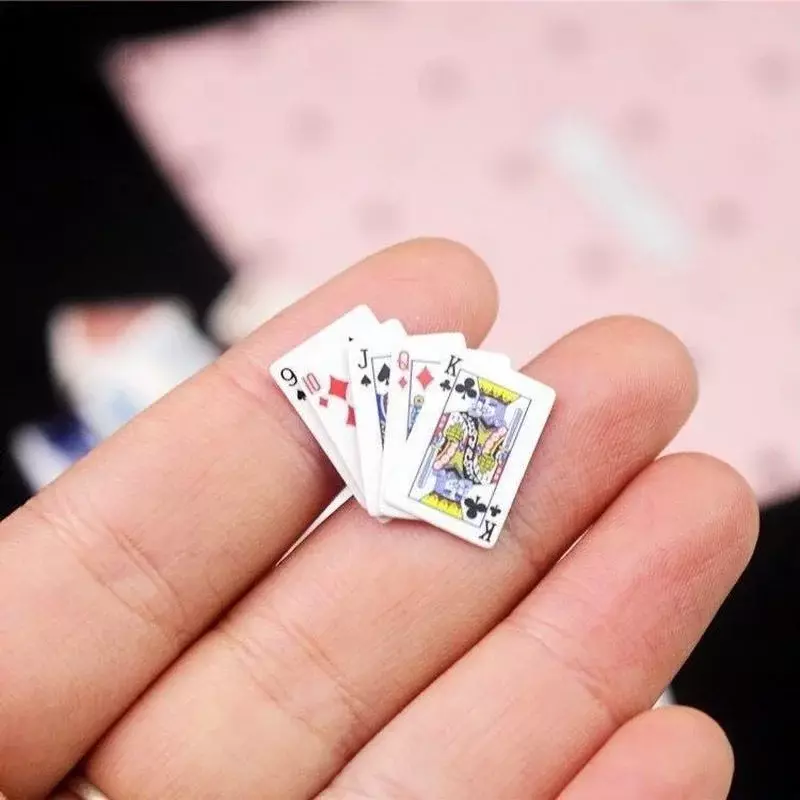 1Set kartu Poker Mini 1:12 miniatur lucu permainan kartu bermain untuk anak-anak boneka lucu mainan anak-anak aksesori rumah boneka meja permainan