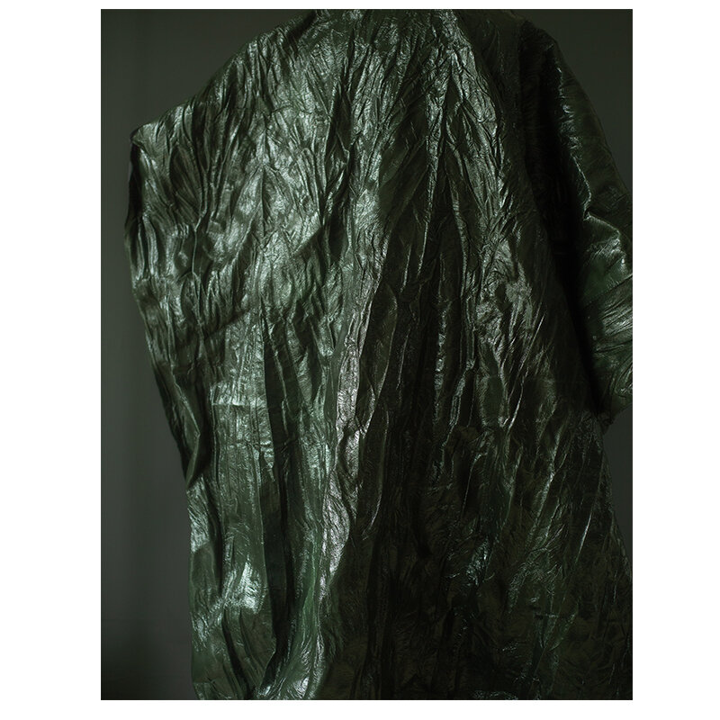 Оливково-Зеленый Воск Высококачественная кожаная ткань плиссированная Вертикальная Узор Жесткий градиентный цвет креативная ткань для пальто