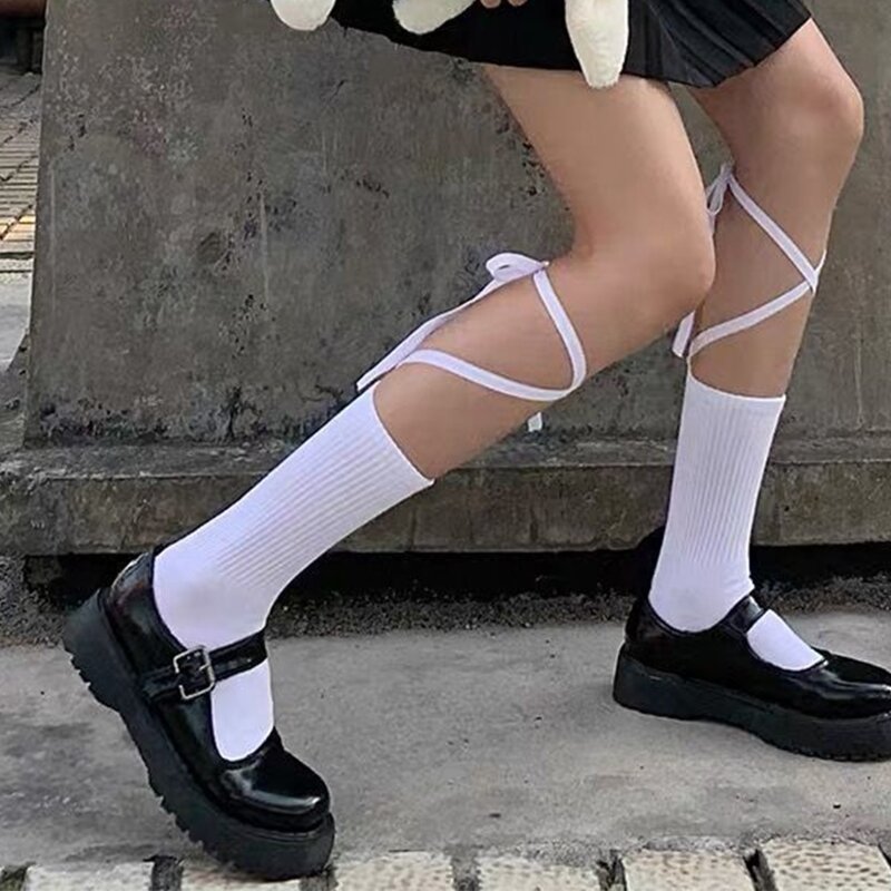 Japońskie damskie prążkowane skarpetki z kokardą krzyżową sznurowane wiązanie Harajuku nadruk liter czarno-białe na co dzień uliczna Lolita Mid Tube