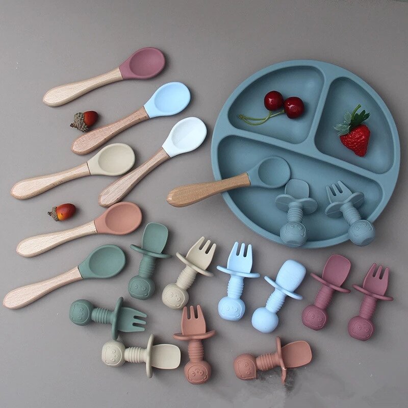 Set di forchette e cucchiai per bambini in Silicone BPA Free Toddler First Training Set di utensili per l'alimentazione automatica utensili per lo svezzamento a Led per bambini
