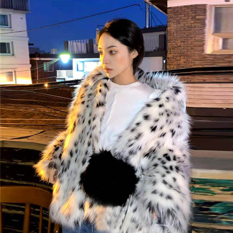 Black and white spotted faux fox fur coat with loose collar and long sleeved fur, high-end and generous warm design
