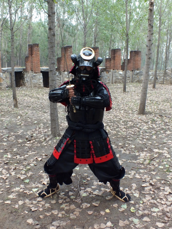 Japan Schwarz Samurai Rüstung Vollen Satz mit Display Box Stehen Cosplay Wearable Japanischen Krieger Rüstung Helm Bühne Kostüm