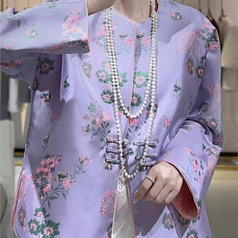 Novo estilo chinês feminino de seda artificial bordada curto, manga comprida, botão de nó, gola redonda, estilo nacional melhorado