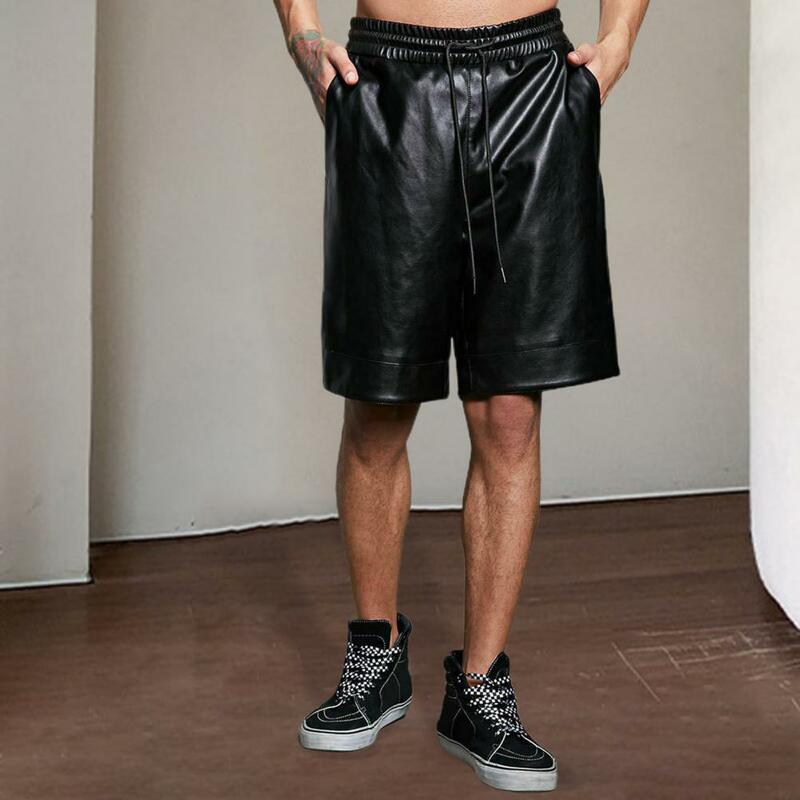 Shorts de cordão de couro falso masculino com bolsos, streetwear de perna larga, elástico na cintura monocromático, verão