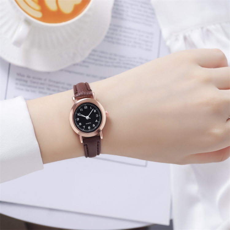 Маленькие и изысканные женские кварцевые часы с простым цифровым ремешком