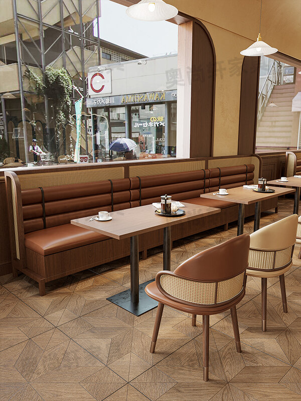 レトロな籐と無垢材のレストランテーブルと椅子の組み合わせ、鍋のレストラン、日本料理、円弧の壁