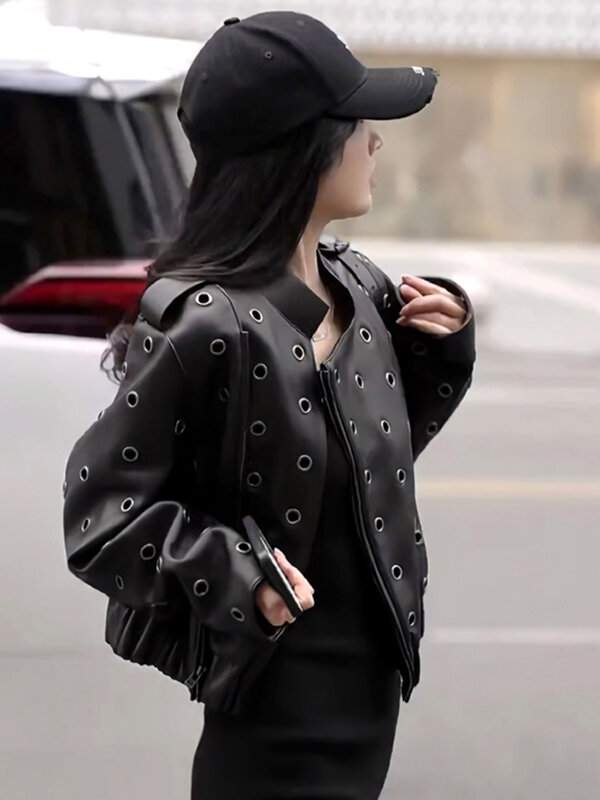 Jaket kulit crop gesper logam Korea wanita, jaket kulit ritsleting model Harajuku warna hitam musim dingin untuk wanita