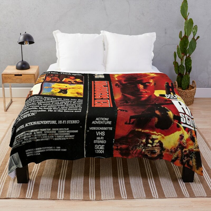 Czerwony skorpion VHS rzuca koc na łóżko przykrywa futrzane koce