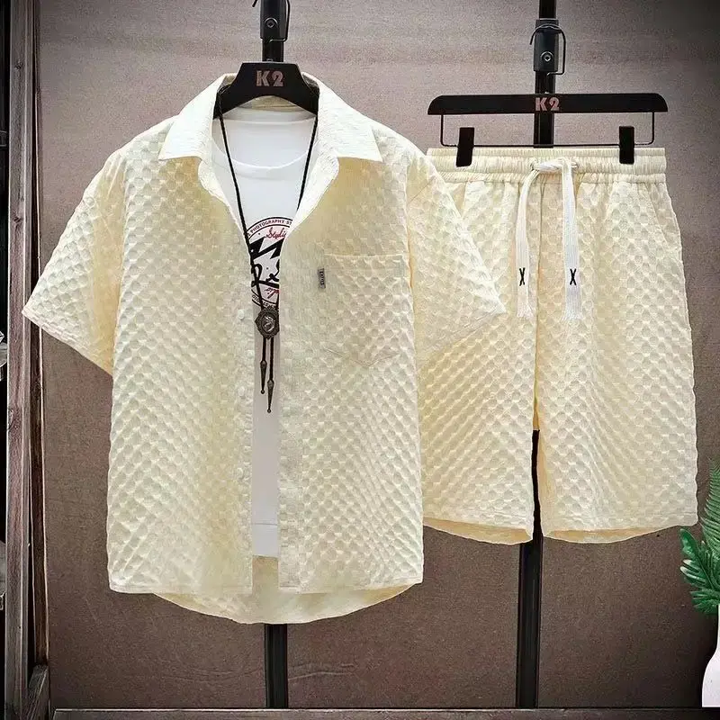 Conjunto de camisa de manga corta a cuadros de seda de hielo de alta calidad para hombre, pantalones cortos de solapa, ropa de gran tamaño informal de lujo coreana, 2 piezas