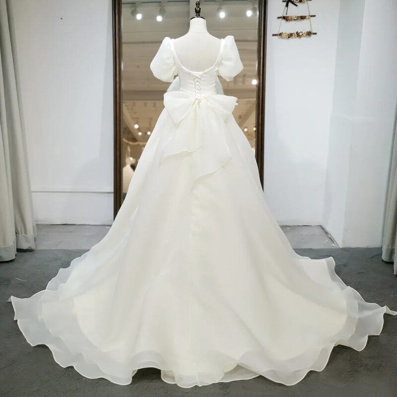 Vestido de novia de Organza con cuello cuadrado y mangas abullonadas, vestido de novia de línea A, espalda descubierta con lazo, tren de la capilla, estilo coreano