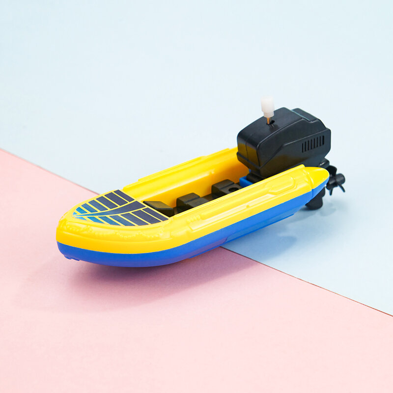 Dzieci bawiące się w wodzie klasyczne zabawki nakręcane motorówka statek mały mechaniczne zabawki parowiec