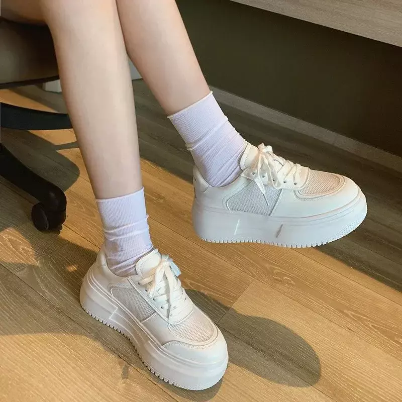 Zapatos blancos para mujer, calzado versátil de suela gruesa, Popular e informal, con estatura pequeña, novedad de verano 2024