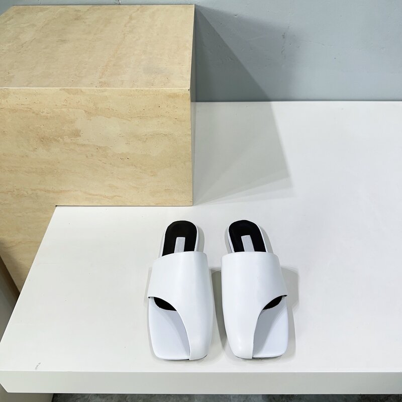 Sepatu wanita setengah pak, sandal sol datar kulit kepala persegi gaya minimalis baru musim panas