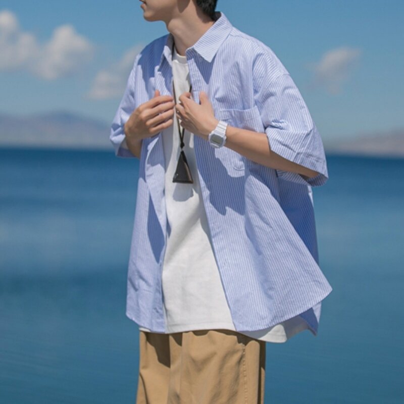 Jaket musim panas pria, kaus garis-garis lengan pendek mode jalanan tinggi kasual serbaguna kerah Flip longgar