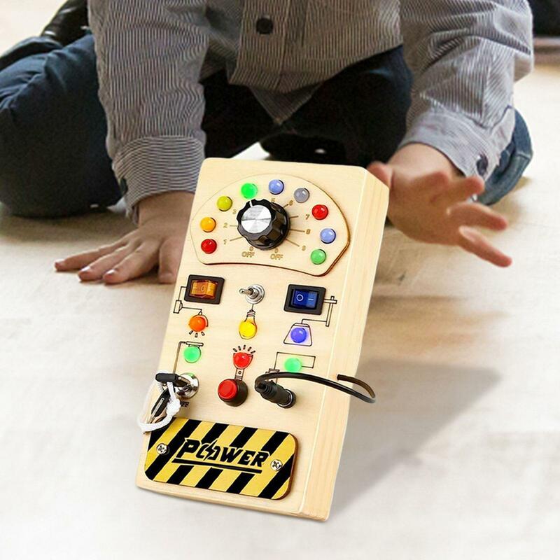 Drewniany przycisk na desce sensorycznej włącznik wczesnej aktywności umiejętności motorycznych gra ruchliwa plansza z przełącznikiem LED na prezenty urodzinowe dla dzieci