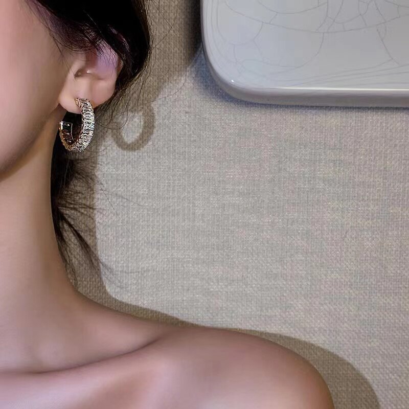 2023 nuova moda Design unico elegante squisito lusso leggero zircone C orecchini donna gioielli festa regalo di alta qualità all'ingrosso