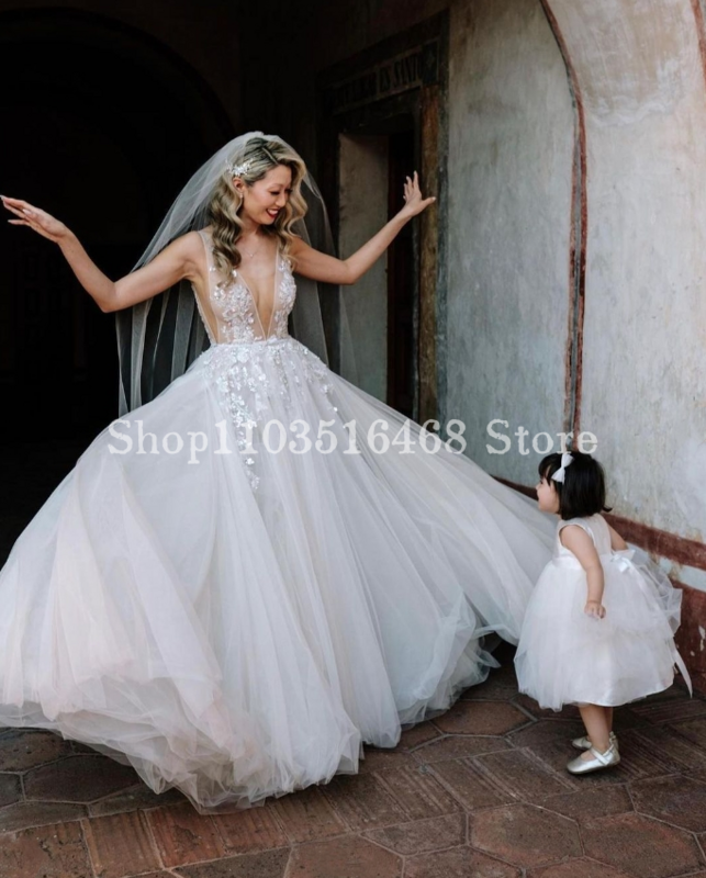 Sexy V Neck Wedding Dress 2024 Luxury White Applique Sleeveless A-Line Bohemian Custom Bridal Gowns uzun elbiseler