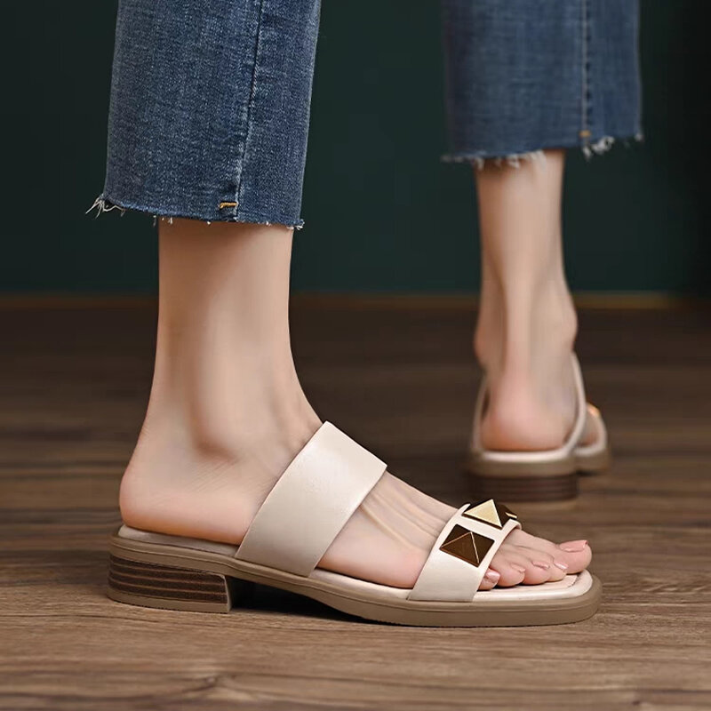 Sandal wanita, hitam Anti selip sepatu wanita 2024 gaya baru rumah sol tebal sandal musim panas Platform
