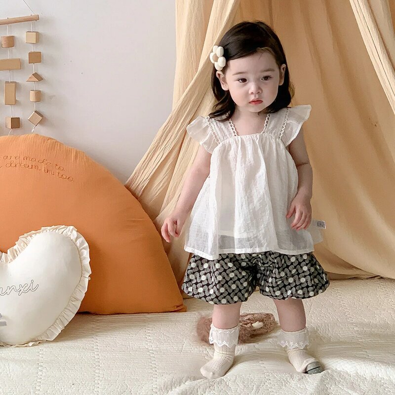 女の子のための韓国の夏の服,2つのパーツのセット,薄い飛行の袖,ドット,ふくらんでいるショーツ,小さな子供のためのスーツ