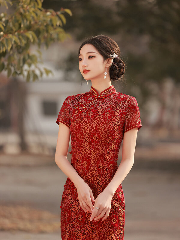 ชุดกี่เพ้าลูกไม้สีแดงสำหรับผู้หญิงชุดกี่เพ้าชุดเดรสแบบจีนทันสมัยปรับปรุงสง่างามแบบย้อนยุค