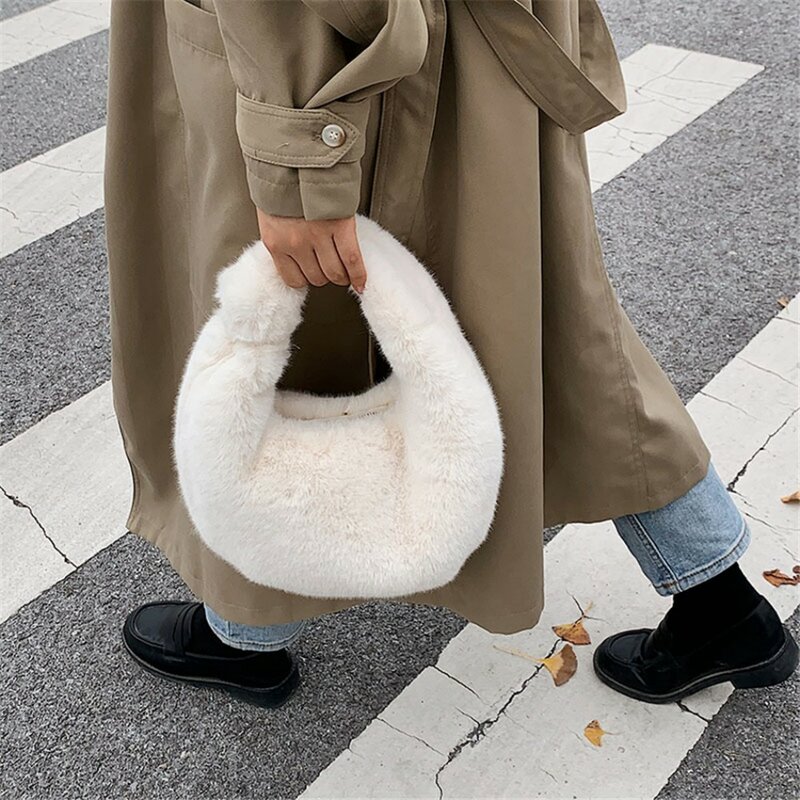 Petit sac demi-lune en fourrure pour femme, sacs de poignet chauds en peluche, pochette à poignée courte en fourrure, porte-monnaie mignon pour femme, mode de luxe