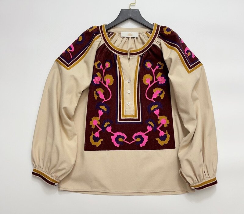 Blusa feminina de algodão com bordados florais, gola redonda, manga comprida, patchwork