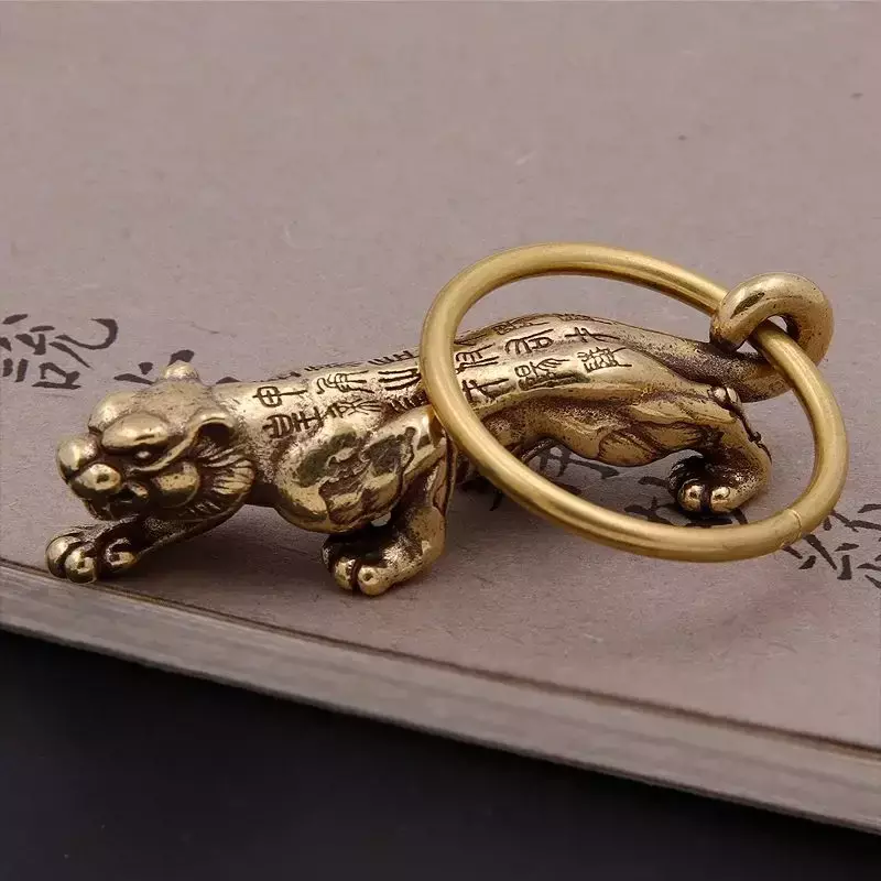 จี้กุญแจรถรูปเสือทองเหลืองโบราณสำหรับสุภาพบุรุษ