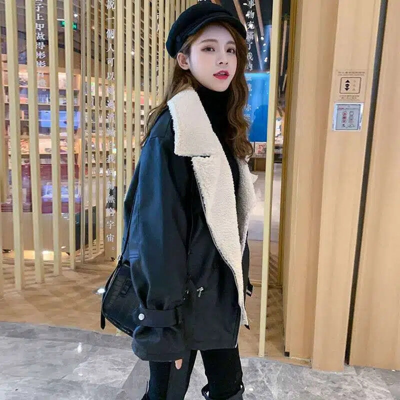 Casaco de lã de cordeiro feminino inverno 2022 edição coreana com caxemira e engrossado comprimento médio pu pele integrada lã de cordeiro bikewear