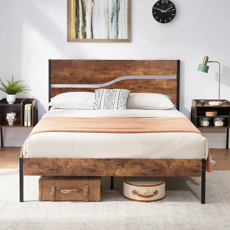 Marco de cama de plataforma/base de colchón grande con cabecero de madera vintage rústico, apoyada por listones de metal resistentes, no requiere resorte de caja