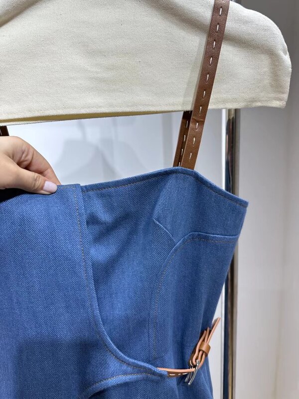 Design inspiriert Taille Cinch ing Denim Strap Kleid für Frauen Nische abnehmen