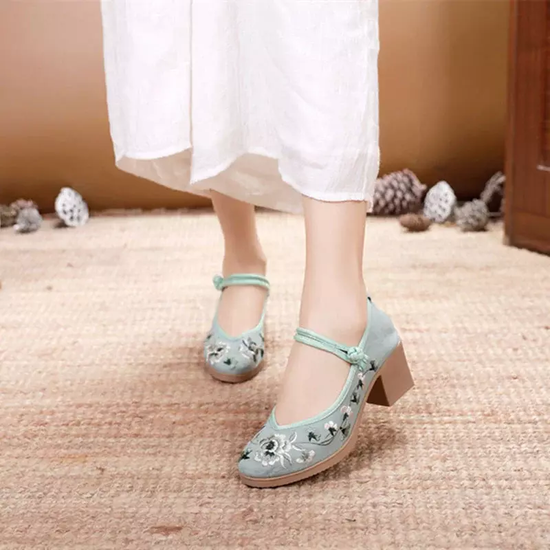 Comemore ปั๊มปักนิ่มสำหรับผู้หญิงสายรัดข้อเท้าย้อนยุครองเท้าสไตล์จีนสวมใส่สบายลำลองรองเท้าส้นตึกกลาง6ซม.