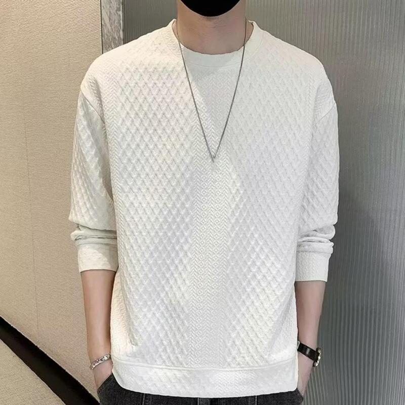 Ten sweter jest jednolity kolor, bardzo wszechstronny i nadaje się jako warstwa podstawowa