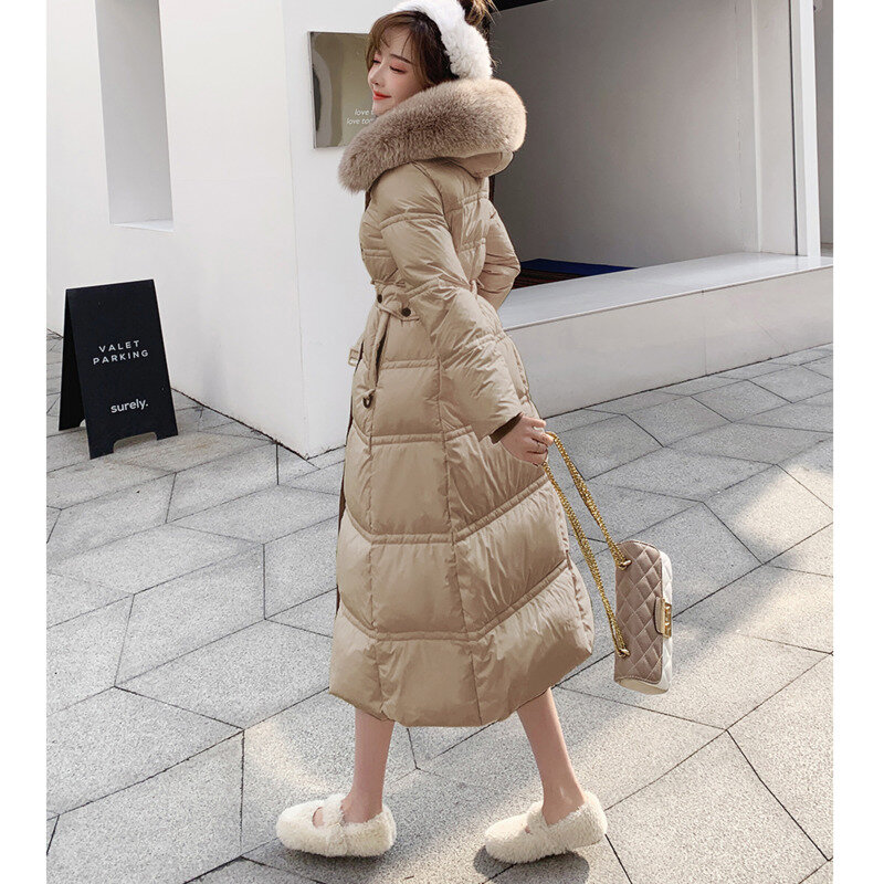 Biała kurtka puchowa 2023 zimowa nowa koreańska duże sztuczne futerka z kapturem wąski pasek elegancka kurtka z jednolity kolor, długi na kolanach