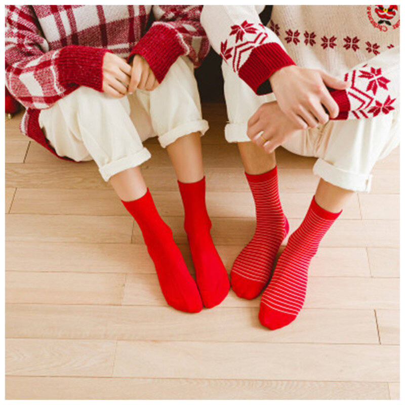 Kaus kaki bergaris kotak-kotak wanita, kaos kaki nyaman Harajuku warna merah Retro panjang musim gugur dan dingin