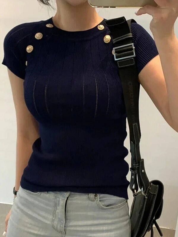 Koreaanse Mode O-hals Metalen Gesp Korte Mouw Slim Fit Gebreide Shirt Zomer Nieuwe Elegante Vrouwen Ronde Hals Retro Gebreide Top