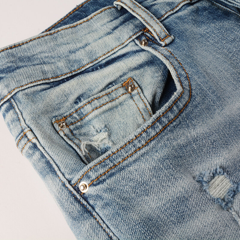 Modne dżinsy męskie uliczna światło Retro niebieski odcinek chudy krój porwane jeansy mężczyzn biała skórzana markowe spodnie Hip Hop