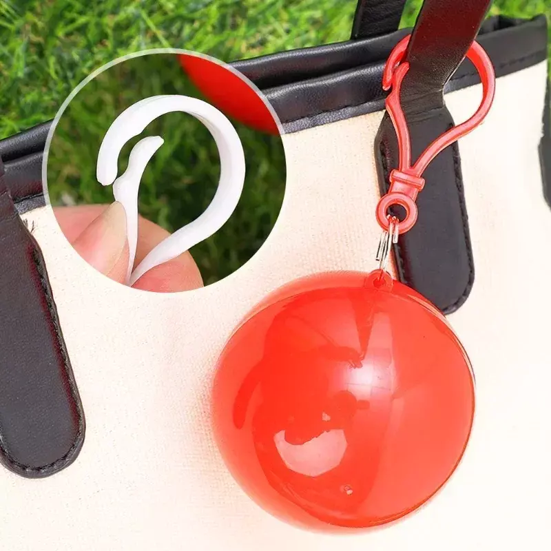 Mini impermeáveis portáteis com bola colorida Descartável Engrossar Ponchos de Chuva, Impermeável de Emergência, Rainwear Adultos, Cape Keyring
